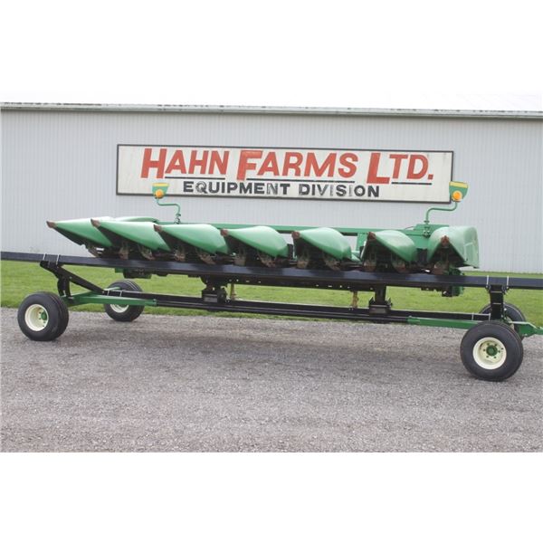 JD 693 6 row cornhead, hydraulic deck plates, level land, one owner