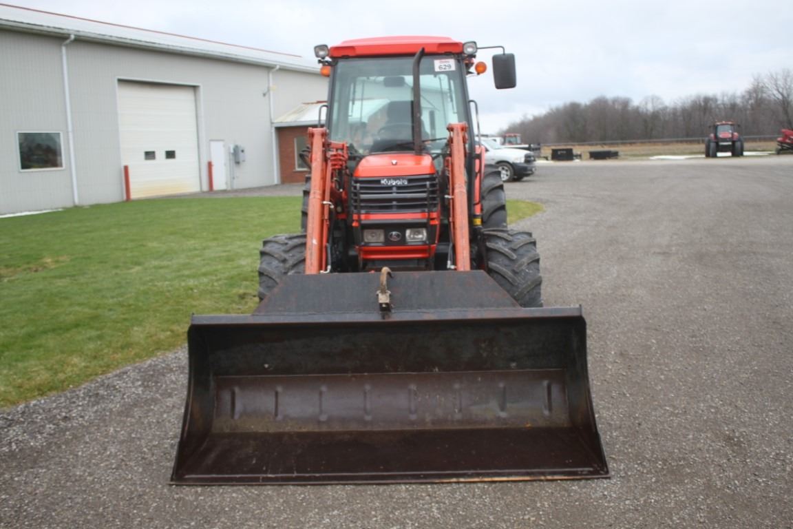 Kubota M6800 4wd tractor, cab, air, M920 SL loader, 16.9x30, hydraulic