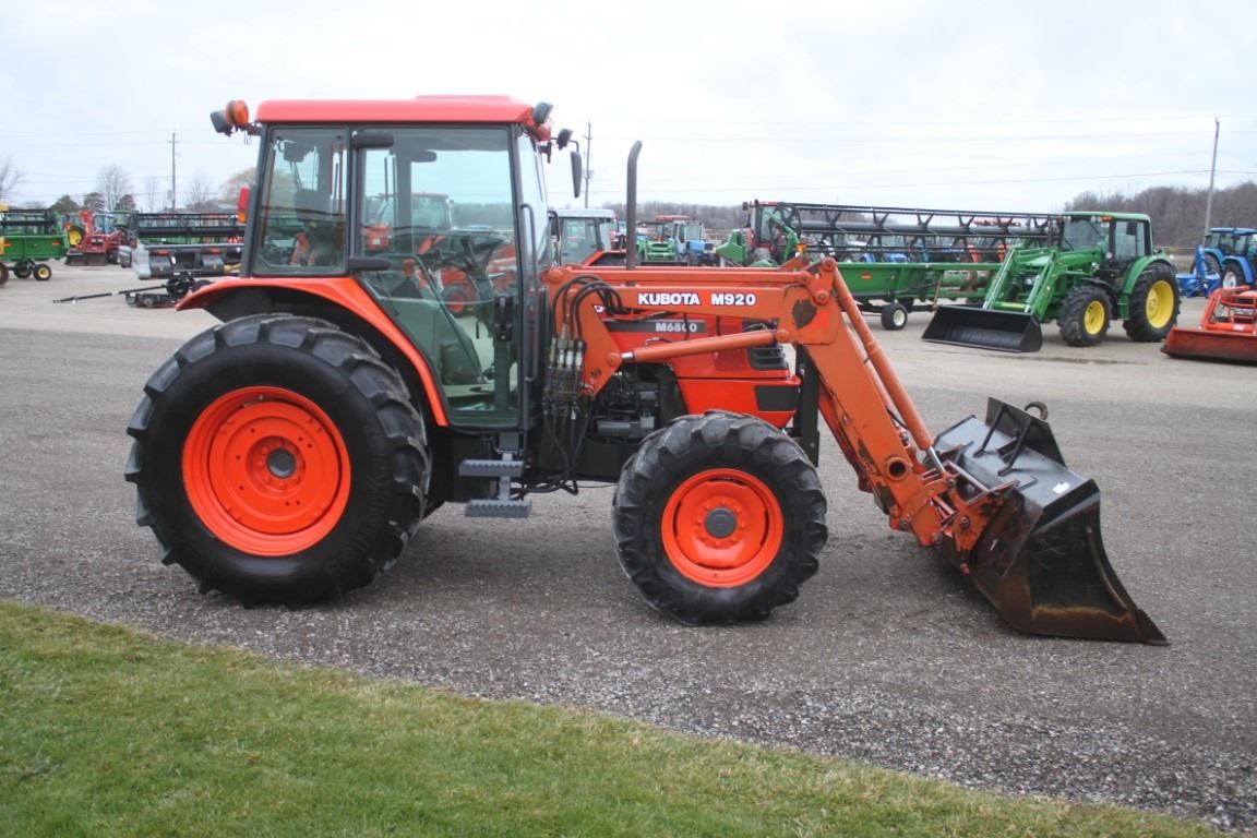 Kubota M6800 4wd tractor, cab, air, M920 SL loader, 16.9x30, hydraulic