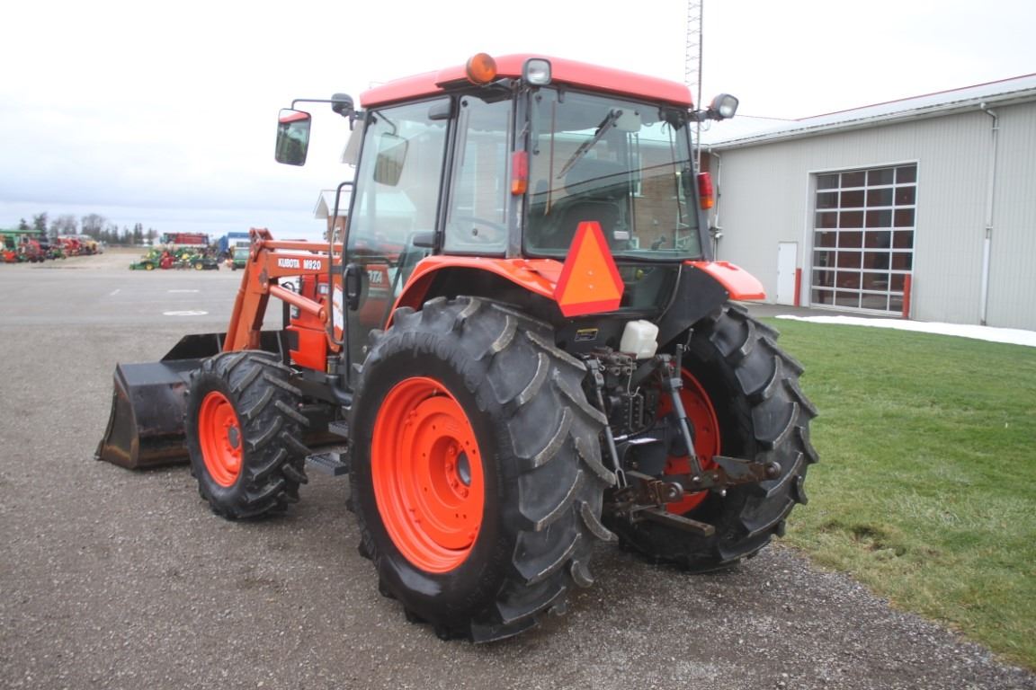 Kubota M6800 4wd tractor, cab, air, M920 SL loader, 16.9x30, hydraulic