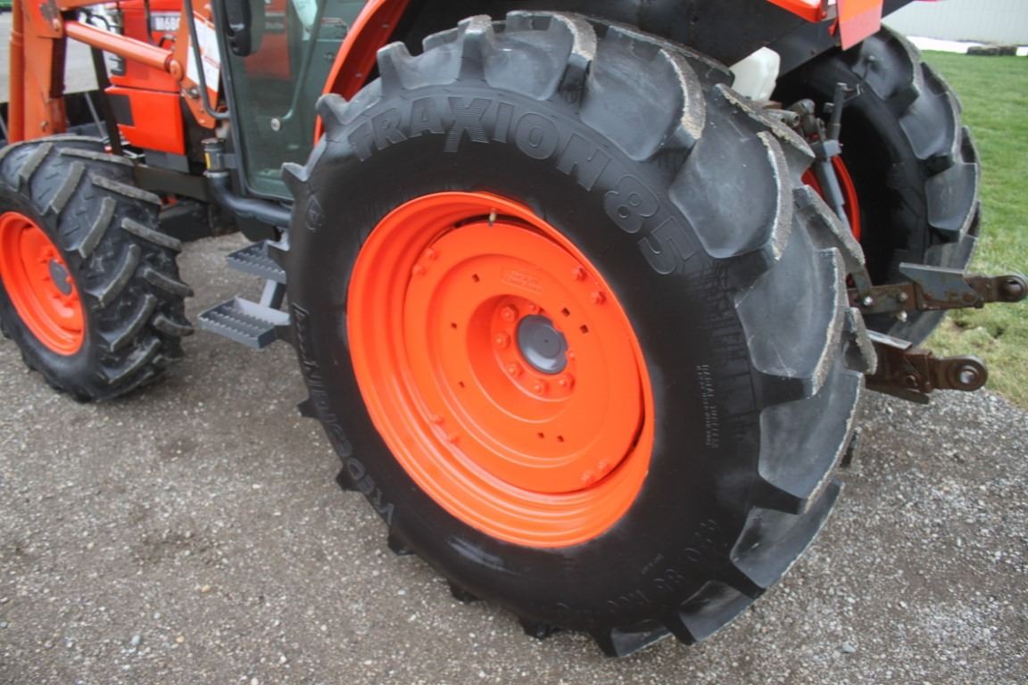 Kubota M6800 4wd tractor, cab, air, M920 SL loader, 16.9x30, hydraulic