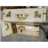 Image 14 : 3-PCS LUGGAGE 1-SALESMAN/MAGICIAN; 1-LG. & TRAINCASE; -ALL BEIGE-