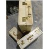 Image 1 : 3-PCS LUGGAGE 1-SALESMAN/MAGICIAN; 1-LG. & TRAINCASE; -ALL BEIGE-