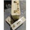 Image 2 : 3-PCS LUGGAGE 1-SALESMAN/MAGICIAN; 1-LG. & TRAINCASE; -ALL BEIGE-