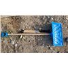 Image 1 : snow shovel + 3 snow brushes