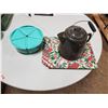 Image 1 : Rubbermaid lazy susan + enamel coffee pot + 4 placemats