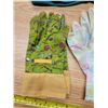 Image 5 : Lot of Garden Gloves in Basket with Flower Foam