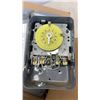 Image 3 : LOT OF 6 MODEL T104 2 POLE TIMERS