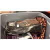 Image 2 : TOTE OF HALLOWEEN ITEMS AND DECOR