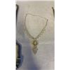 Image 3 : 4 NECKLACES, 2 PINS, AND ONE PAIR CLIP ON EARRINGS