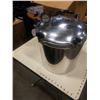 Image 2 : ALL AMERICAN CAST ALUMINUM PRESSURE COOKER NO 925