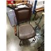 Image 3 : ROUND GLASS TOP TABLE AND 4 METAL CHAIRS