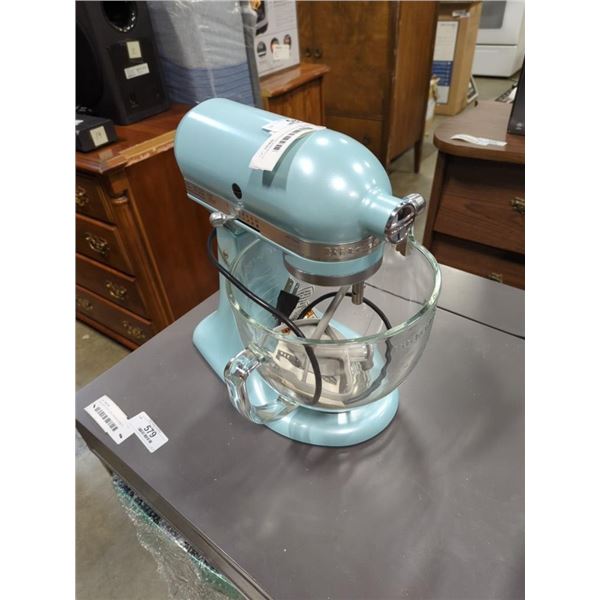 KITCHENAID ARTISAN DESIGN STAND MIXER WITH ACCESSORIES AND PYREX BOWL, RETAIL $629