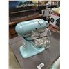 Image 2 : KITCHENAID ARTISAN DESIGN STAND MIXER WITH ACCESSORIES AND PYREX BOWL, RETAIL $629