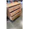 Image 2 : 3 DRAWER WOOD DRESSER