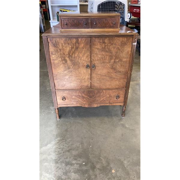 ANTIQUE DRESSER