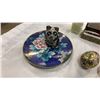 Image 3 : LOT OF CLOISONNE - FIGURES, PLATE, PEN, EGGS