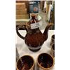 Image 4 : MID CENTURY POTTERY TEAPOT AND 6 MUGS