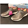 Image 2 : Pair of women's Skechers sneakers (size 9)