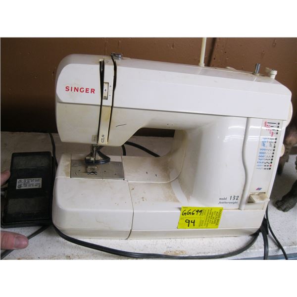 SINGER MODEL 132 FEATHERWEIGHT SEWING MACHINE