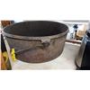 Image 2 : 1 LG. CAST IRON POT W/HANDLE