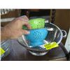 Image 2 : PYREX MEASURING CUPS, FOREVER SHARP 4 PIECE GOURMET STEAK KNIFE SET & 3 STRAINERS
