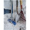 Image 2 : BUNDLE OF GARDEN TOOLS