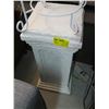 Image 2 : WHITE PEDESTAL & PLATE STAND