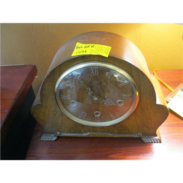 WOOD CASED MANTLE CLOCK W/KEY & PENDELUM, MADE BY SMITHS