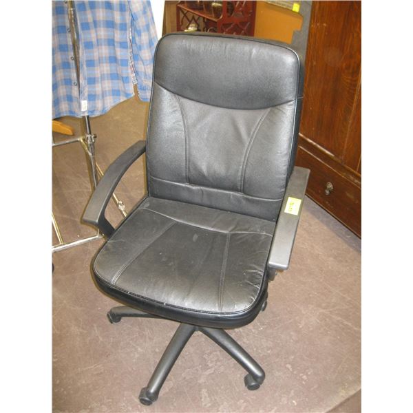 BLACK OFFICE CHAIR