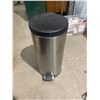 Image 1 : Garbage can