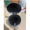 Image 2 : Garbage can