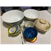 Image 1 : Bowls and pottery items