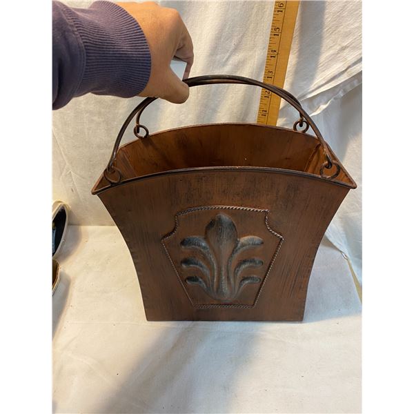 Decor bin