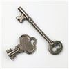 Image 2 : 2 VINTAGE SKELETON KEYS - HOLLOW BARREL & REGULAR