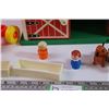 Image 4 : Fisher Price Family Farm w/ Figures and Fence