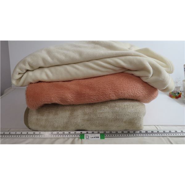 3 Fuzzy Blankets Bodnarus Auctioneering 3 fuzzy blankets bodnarus auctioneering