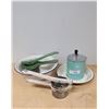 Image 1 : LOT OF FIVE VINTAGE KITCHENWARE COLLECTIBLES