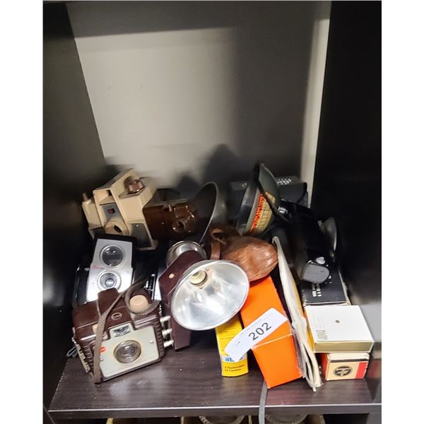 APPROX 10 PIECES VINTAGE CAMERAS & ACCESSORIES