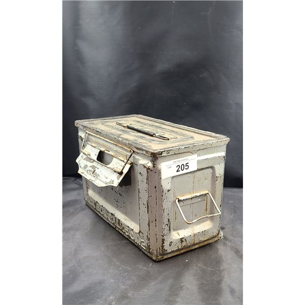 VINTAGE METAL MILITARY AMMUNTITION BOX
