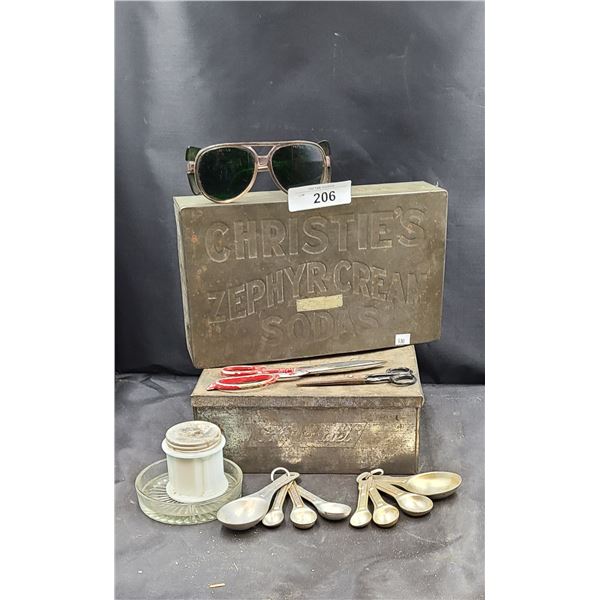 NINE VINTAGE COLLECTIBLES