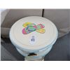 Image 2 : Flip Flop Motif Round Pedestal Table