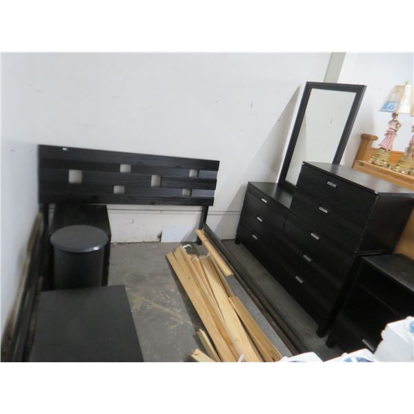 Black Wood Bedroom Set w/Dresser, Mirror And 2 Nightstands w/Plant Stand