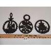Image 5 : LOT OF 3 - CAST IRON TRIVETS