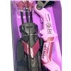 Image 2 : Autographed Avenger Hawkeye Beckett Toy Quiver Bow Arrow Set