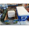 Image 2 : BOX OF BBQ ACCESSORIES, 3 COOLERS AND ZIPPERED BAG