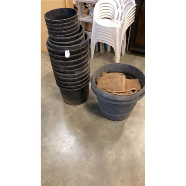 APPROX 20 PLASTIC PLANTERS