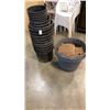 Image 1 : APPROX 20 PLASTIC PLANTERS