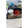 Image 8 : SITZ BATH WITH COOKWARE AND 2 TRAYS OF KITCHEN ITEMS