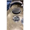 Image 2 : 2 GAS LIFT BAR STOOLS